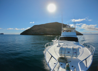 Yate navegando hasta la isla Bartolomé